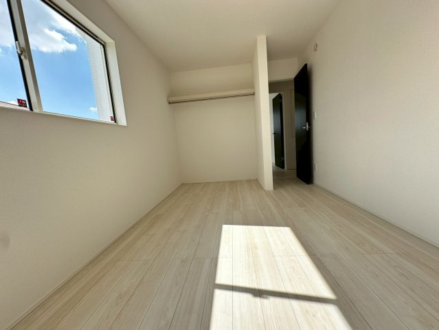 ★★読谷村大湾2期-1号棟（全5棟）の洋室|現地撮影10月　1号棟
いつでも、ご案内いたします