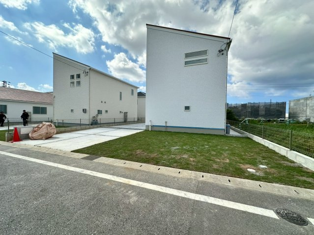 ★★読谷村大湾2期-1号棟（全5棟）の前面道路含む現地写真|現地撮影10月　1号棟
いつでも、ご案内いたします