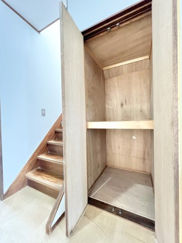 雄踏町宇布見の収納|階段下、収納！
奥行きが有り、たっぷり入ります。
