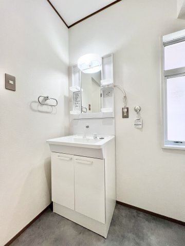 雄踏町宇布見の独立洗面台|3面鏡の洗面台は、メイク道具等の細々した物もスッキリと収納していただけます。
