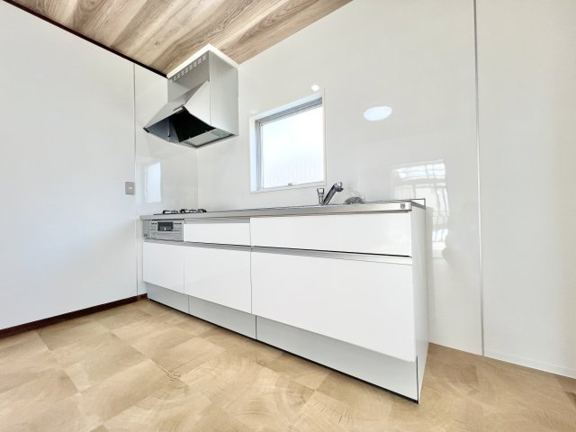 雄踏町宇布見のキッチン|白を基調とした使いやすいキッチン。窓がたくさんあるので、明るいですよ。
