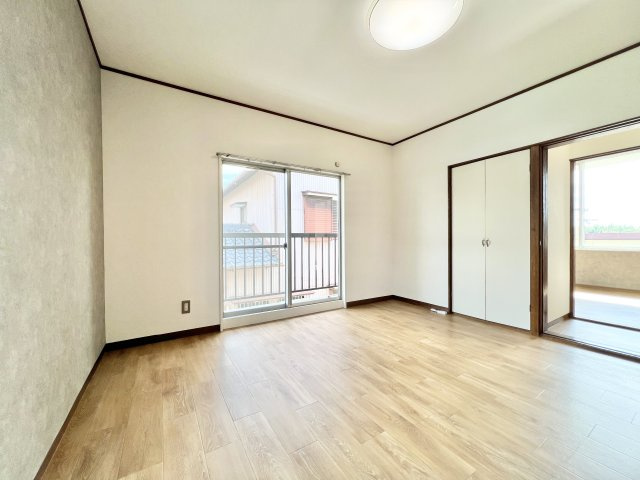 雄踏町宇布見の洋室|２Fの洋室！
2面採光で陽当り良好です。
