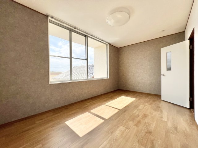 雄踏町宇布見の洋室|南の洋室。
陽射しが優しく吹き込みます
