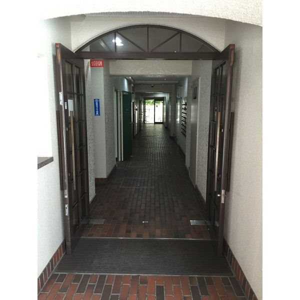 クローバーハイツ三宮のエントランス