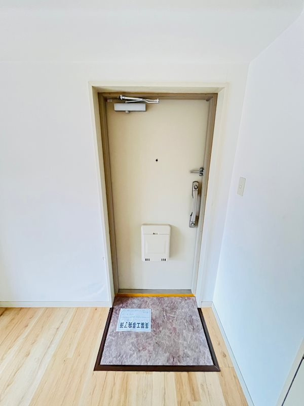 クローバーハイツ三宮の玄関