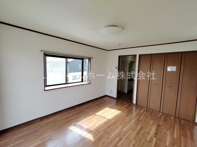 グランデージフルールの居間・リビング|別部屋写真です。