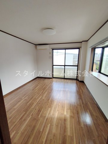 グランデージフルールの居間・リビング|別部屋写真です。