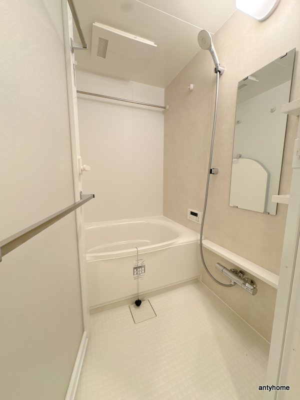 コンフォリア・リヴ博労町一丁目Q　仲介手数料無料の浴室