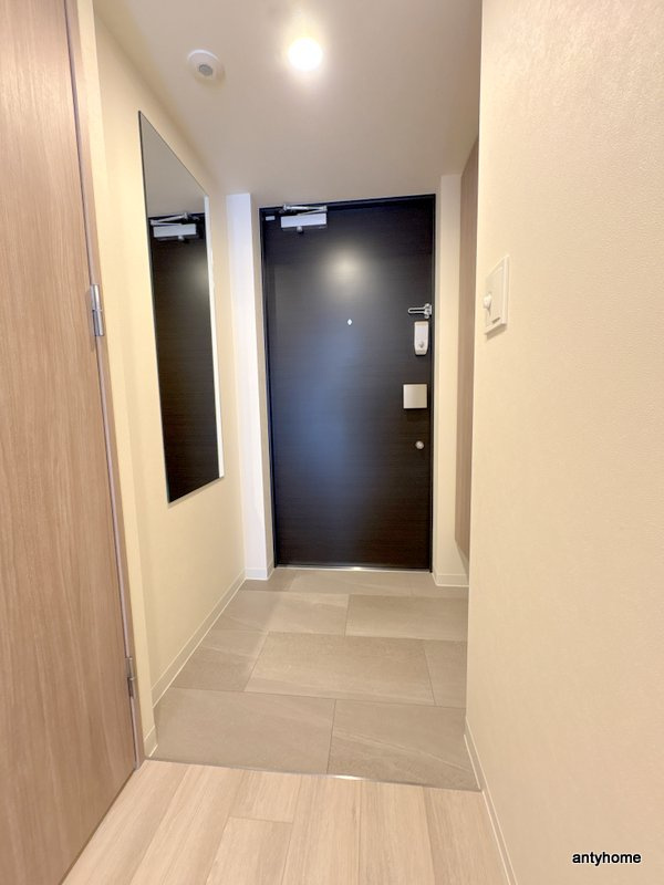 コンフォリア・リヴ博労町一丁目Q　仲介手数料無料の玄関