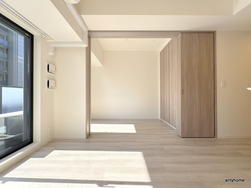 コンフォリア・リヴ博労町一丁目Q　仲介手数料無料の居間・リビング