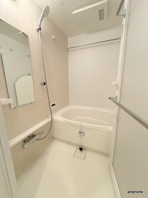 コンフォリア・リヴ博労町一丁目Q　仲介手数料無料の浴室