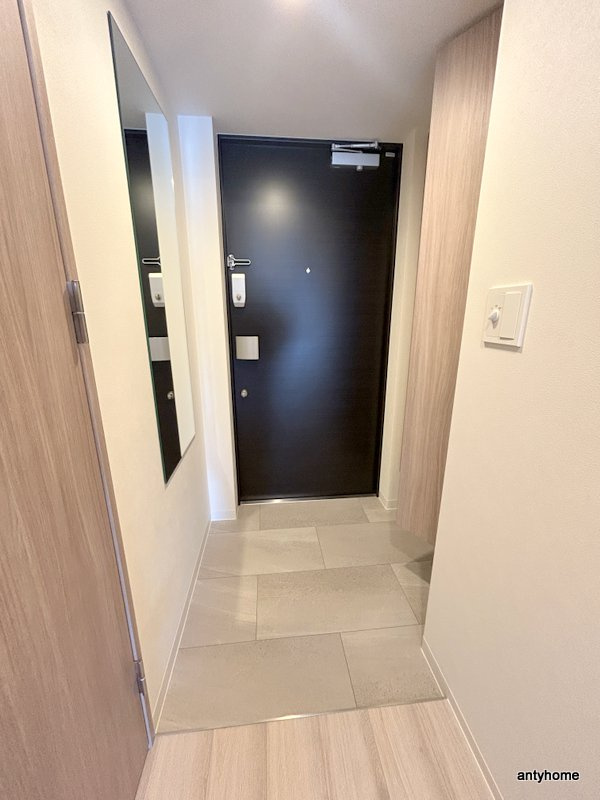 コンフォリア・リヴ博労町一丁目Q　仲介手数料無料の玄関