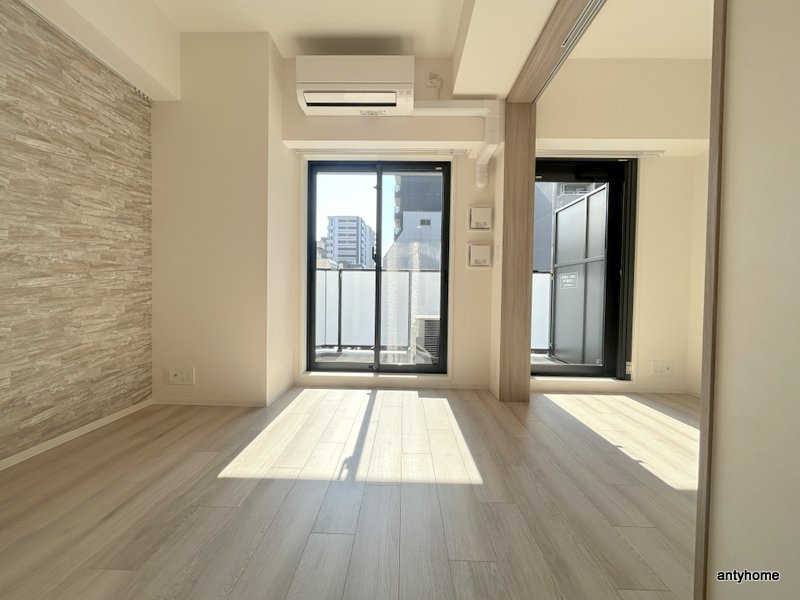 コンフォリア・リヴ博労町一丁目Q　仲介手数料無料の居間・リビング