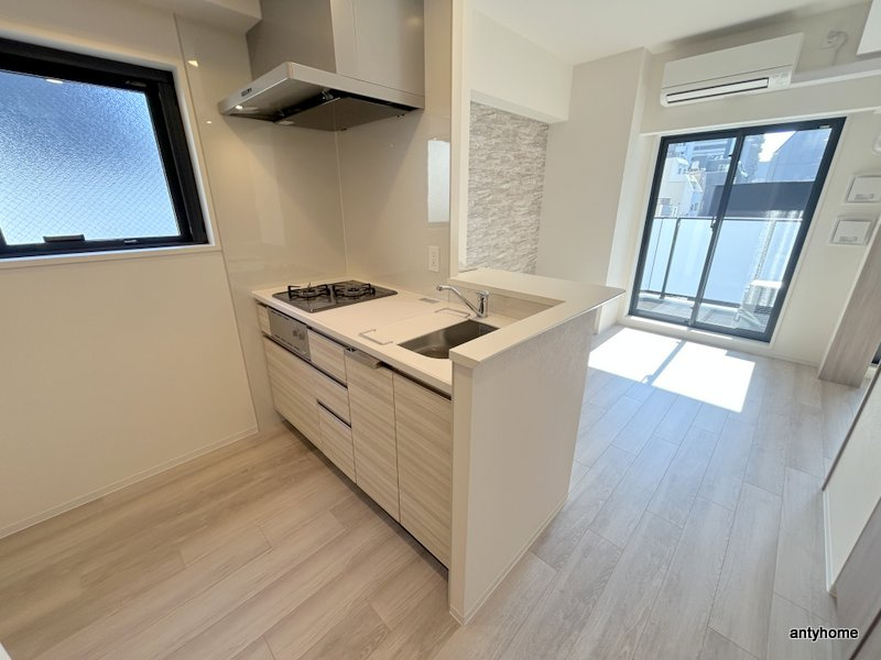 コンフォリア・リヴ博労町一丁目Q　仲介手数料無料の居間・リビング