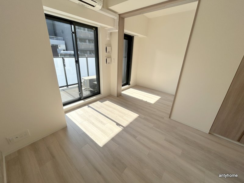 コンフォリア・リヴ博労町一丁目Q　仲介手数料無料の洋室