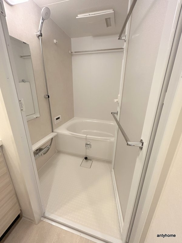 コンフォリア・リヴ博労町一丁目Q　仲介手数料無料の浴室