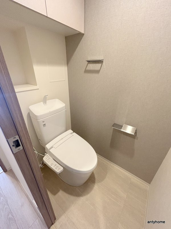 コンフォリア・リヴ博労町一丁目Q　仲介手数料無料のトイレ