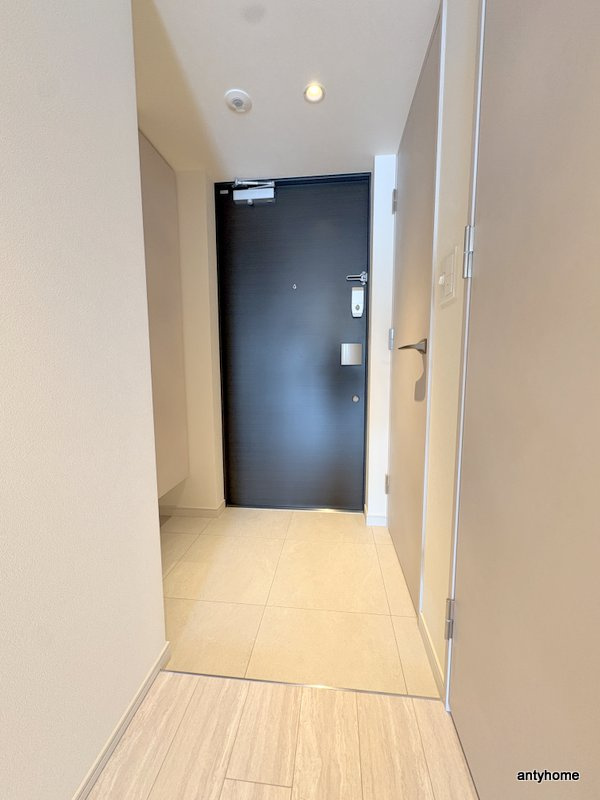 コンフォリア・リヴ博労町一丁目Q　仲介手数料無料の玄関