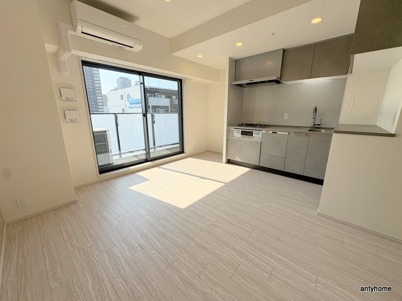 コンフォリア・リヴ博労町一丁目Q　仲介手数料無料の居間・リビング