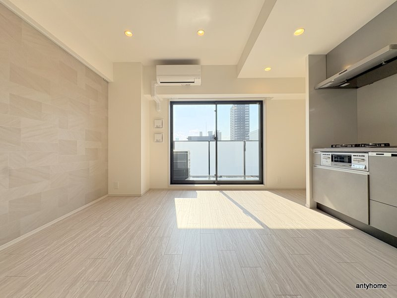 コンフォリア・リヴ博労町一丁目Q　仲介手数料無料の居間・リビング