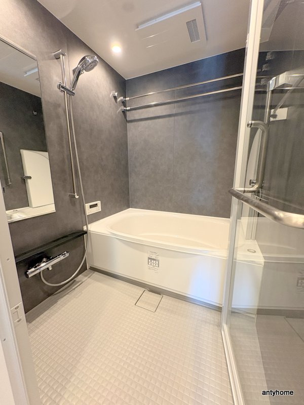 コンフォリア・リヴ博労町一丁目Q　仲介手数料無料の浴室