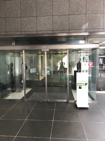 トーシンビルのエントランス