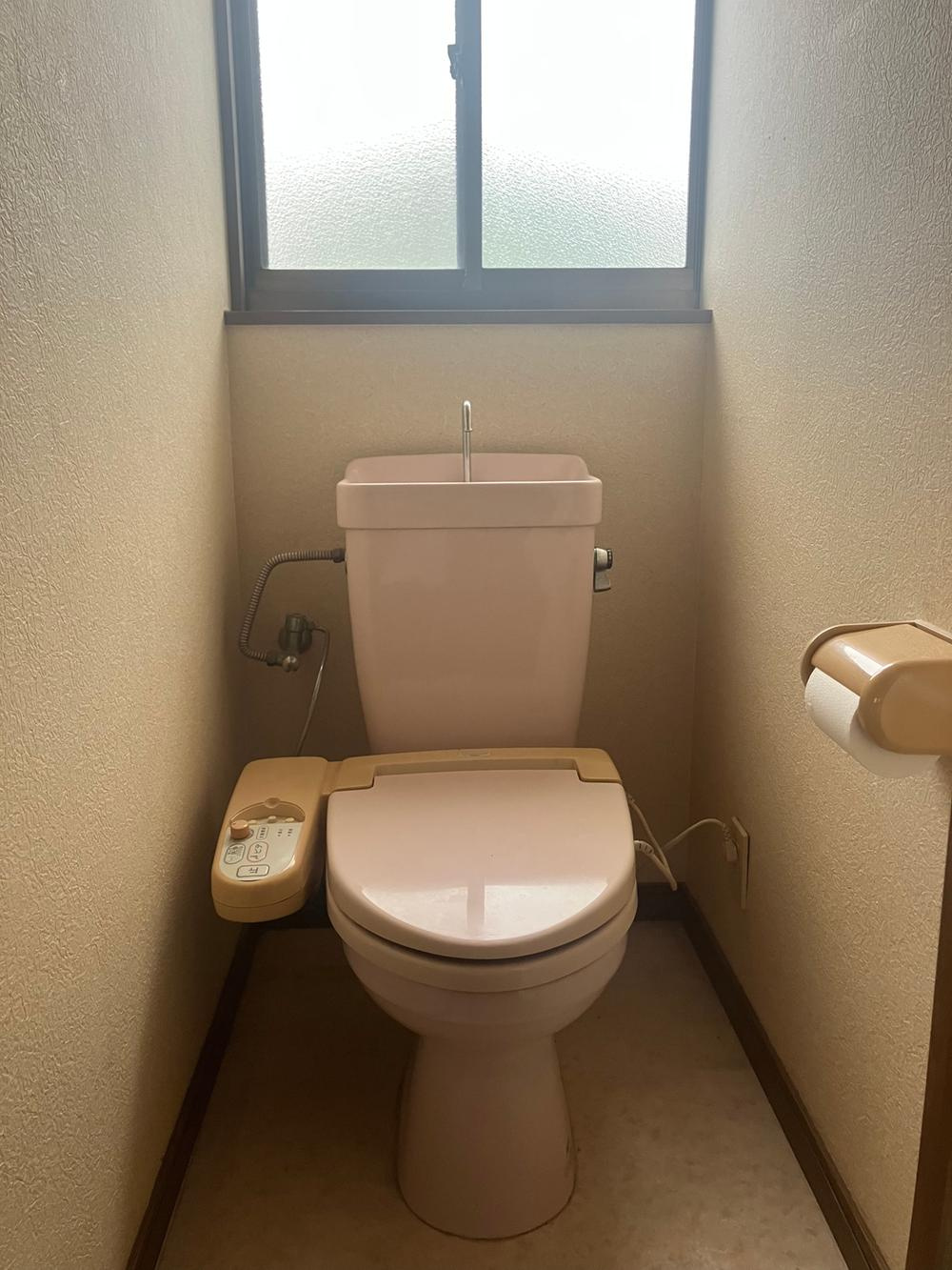 舟田町　中古一戸建てのトイレ|温水洗浄便座
■物件内覧・資金計画相談・住宅ローン相談、リフォーム相談、お問合せ受付中■
※当日・翌日のご内覧、ご相談はお電話でのお問合せがスムーズです！