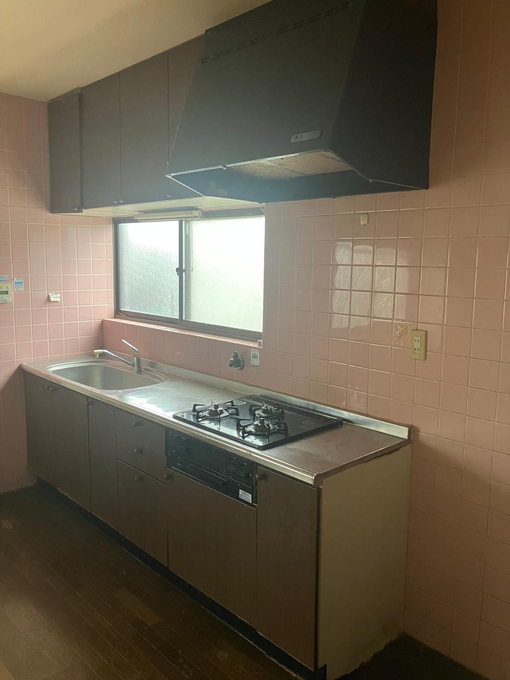 舟田町　中古一戸建てのキッチン|システムキッチン　3口コンロ
■物件内覧・資金計画相談・住宅ローン相談、リフォーム相談、お問合せ受付中■
※当日・翌日のご内覧、ご相談はお電話でのお問合せがスムーズです！