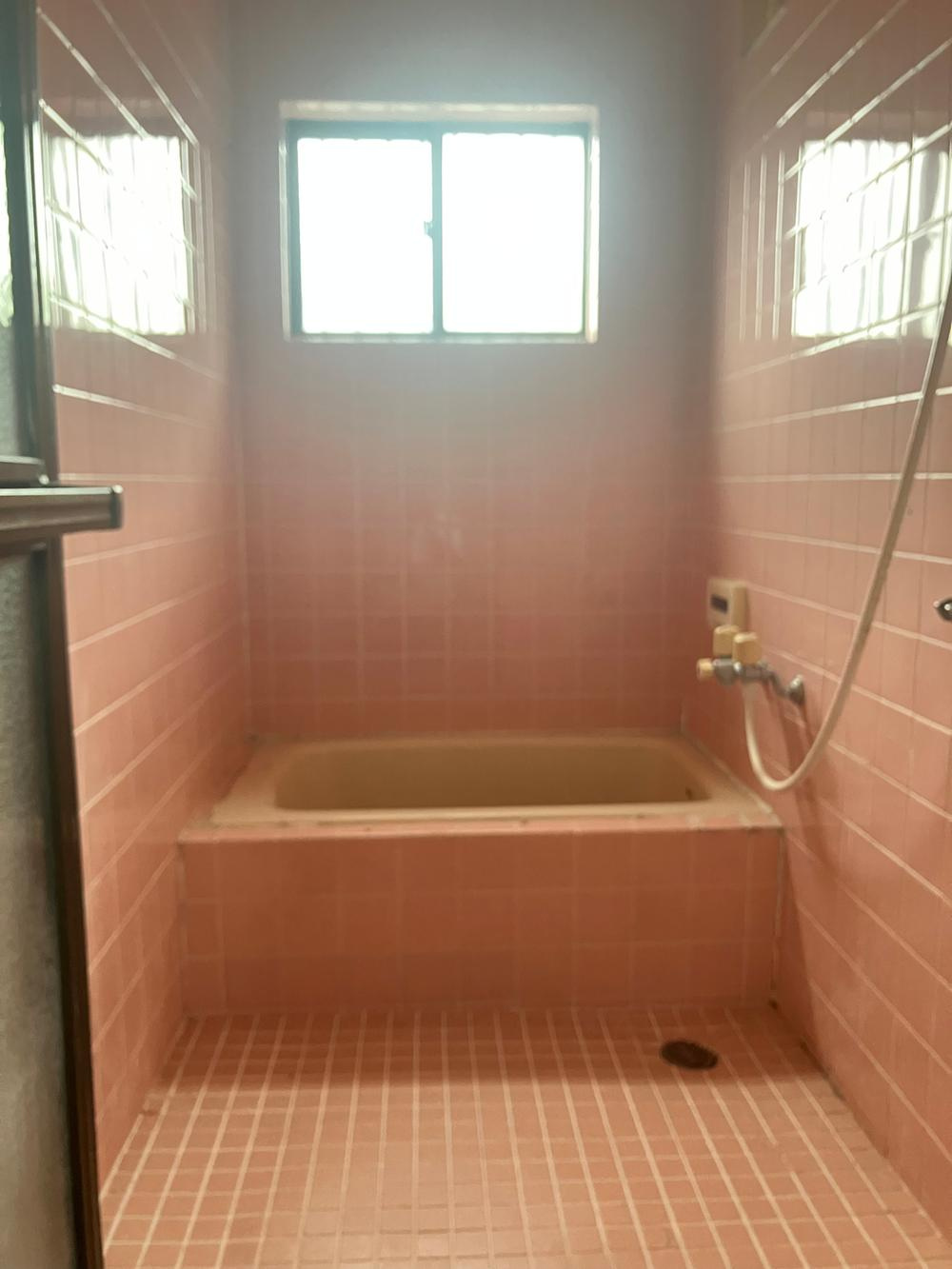 舟田町　中古一戸建ての浴室|窓付きの浴室
■物件内覧・資金計画相談・住宅ローン相談、リフォーム相談、お問合せ受付中■
※当日・翌日のご内覧、ご相談はお電話でのお問合せがスムーズです！