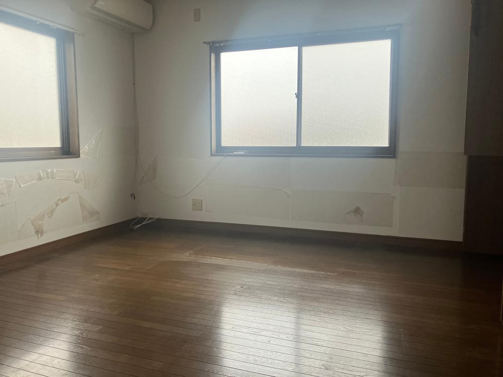 舟田町　中古一戸建ての洋室|洋室8.5帖
■物件内覧・資金計画相談・住宅ローン相談、リフォーム相談、お問合せ受付中■
※当日・翌日のご内覧、ご相談はお電話でのお問合せがスムーズです！