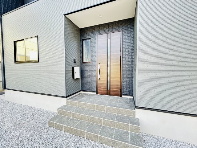 新築　伊勢崎市今泉町1期　2号棟の玄関|現地写真　TVモニター付きドアホンでセキュリティも安心です！
