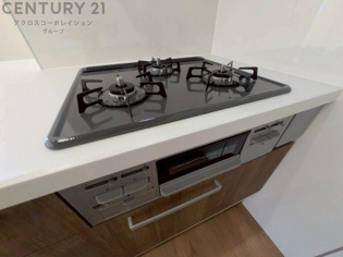 多数の調理器具を同時に使用でき、料理の効率化が可能。省エネで節約になり、様々な料理スタイルに適応できます。また、火力調整が独立しており、手入れや掃除もしやすく、今よりもっとお料理が楽しくなるかも。