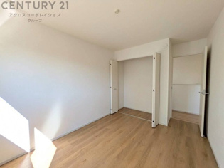 子供部屋…創造性や成長を促す遊びの空間を提供。学習や趣味に集中できる環境を整えます。個別のプライベートスペースは自己表現と自立心を育み、心地よい睡眠環境を整えリラックスできる場所を提供。