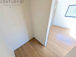 ウォークインクローゼットは、歩いて入れるタイプの収納スペースで、衣類や小物を整理しやすいのが特徴です。一般的なクローゼットよりも広く、収納力が高いため、家の中をすっきり保つのに役立ちます。