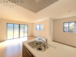 キッチン前のダイニングスペース　カウンターキッチンから料理の受け渡し等に便利です。ダイニングセットを置いても十分な広さを確保。