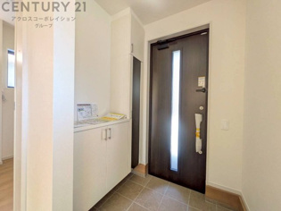 大きな玄関収納付きの玄関です　家族皆様の履物をしっかり収納できます　姿見付きでお出かけ前の身だしなみチェックに便利です