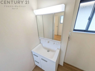 化粧品や洗顔料、歯ブラシなどの必需品をまとめて置ける収納スペースがあり、使用するたびに取り出す手間が省けます。また、水回りのため、濡れても大丈夫な素材が使用されており、お手入れが簡単です。