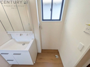 洗濯物の仕分け作業がしやすく、整理整頓が容易になります。洗濯音や湿気を他の部屋に持ち込まず、生活環境を快適に保ちます。上部を活用すれば収納スペースを確保でき洗剤や洗濯用品の整理もしやすくなります。