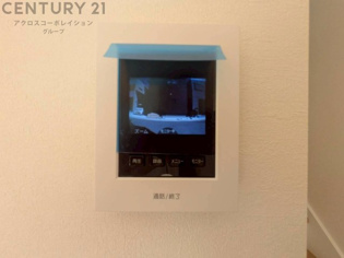 訪問者が来たときにテレビ画面で確認できるため、安心してドアを開けられます。録画機能があるものもあり、留守中に来訪者を記録しておくことができます。利便性が高く、セキュリティ面でも安心です。