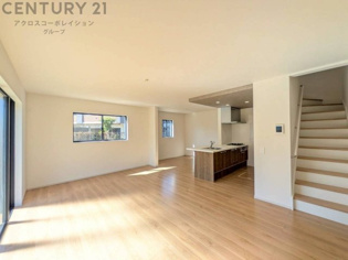 リビングダイニングは家族や友人とのコミュニケーションを楽しむ場所でくつろぎながら食事や会話を楽しめ、多目的に利用できリラックスできる空間です。家庭内の中心として機能し、快適な生活をサポートします。