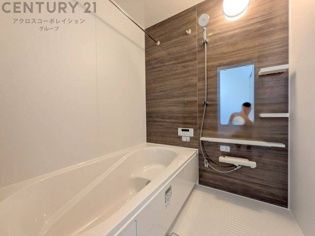 気密性と断熱性に優れ、外気の影響を受けにくく、浴室内の温度を一定に保ちやすいです。特に冬場は、暖房効率が高まり、快適なバスタイムを過ごせます。