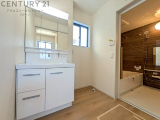 衣服の収納や脱ぎ着や整理整頓がしやすく、湿った衣類を乾燥させるスペースがありカビや臭いの発生を防ぎます。床の汚れを他の部屋に持ち込まず清潔を保つことができます。また快適な入浴環境の整備にも役立ちます。