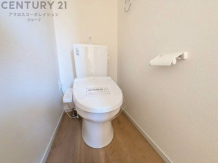 温水洗浄便座付トイレは温水洗浄機能により、暖かい水でおしりを洗浄することができ、冷たい水を使う従来の便座に比べ、温水洗浄機能で暖かいトイレを提供し、快適な使用を可能にします。