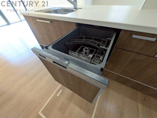 食器洗浄乾燥機は手洗いに比べて時間や労力を節約できます。また、高温のお湯で洗浄されるため、雑菌や細菌を殺菌する効果もあります。さらに、乾燥機能があるため、手で拭く手間も省け衛生的に保管できます。