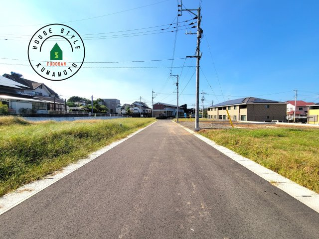 熊本市北区植木町岩野第4-2棟(2号棟)の前面道路含む現地写真|前面道路は閑静な住宅地をはしる車通りの少ない道路。お車の出し入れが苦手なママや小さなお子様にも安心ですね。しっかり舗装もされているので、ベビーカーや自転車で通っても快適に通行できます。