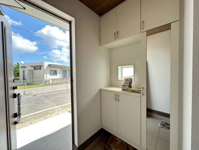 ★★読谷村大湾2期-３号棟（全5棟）の玄関|【現地撮影2025.10】いつでも内覧可能です♪