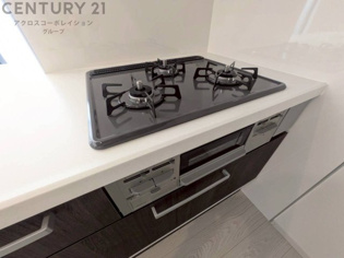 多数の調理器具を同時に使用でき、料理の効率化が可能。省エネで節約になり、様々な料理スタイルに適応できます。また、火力調整が独立しており、手入れや掃除もしやすく、今よりもっとお料理が楽しくなるかも。