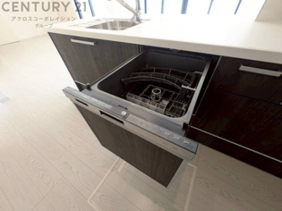 食器洗浄乾燥機は手洗いに比べて時間や労力を節約できます。また、高温のお湯で洗浄されるため、雑菌や細菌を殺菌する効果もあります。さらに、乾燥機能があるため、手で拭く手間も省け衛生的に保管できます。