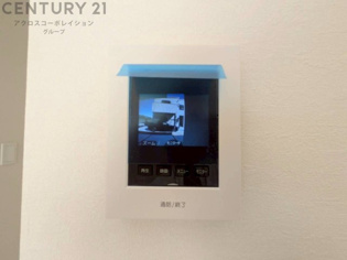 訪問者が来たときにテレビ画面で確認できるため、安心してドアを開けられます。録画機能があるものもあり、留守中に来訪者を記録しておくことができます。利便性が高く、セキュリティ面でも安心です。