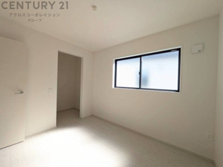 子供部屋…創造性や成長を促す遊びの空間を提供。学習や趣味に集中できる環境を整えます。個別のプライベートスペースは自己表現と自立心を育み、心地よい睡眠環境を整えリラックスできる場所を提供。